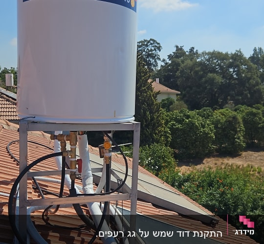דוד שמש על גג עם צינורות וחיבורים